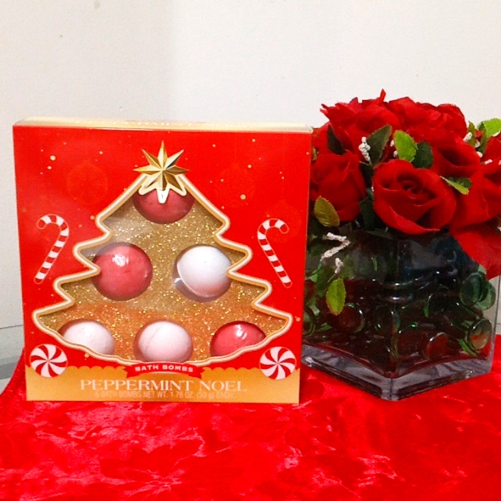 NWT🎁FREE GIFT INCLUDED🎁 NIB Peppermint Noel Bath Set Bath Bombs - Picture 3 of 11